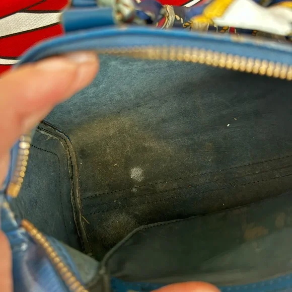 Authentic Louis Vuitton Speedy 25 – Blue Épi Leather – Vintage Classic - Picture 10 of 17